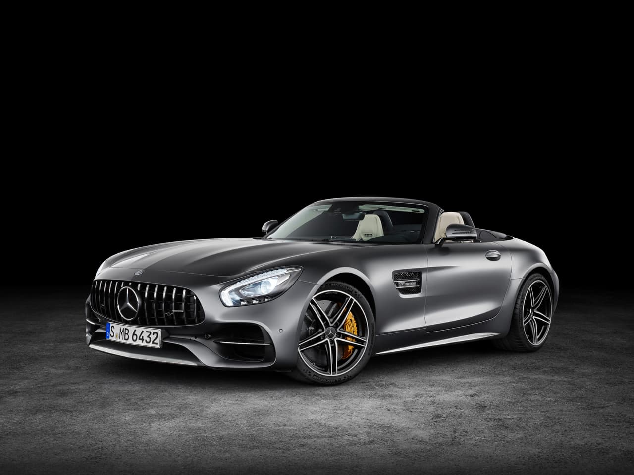 El Mercedes-AMG GT C Roadster 2018 es capaz de acelerar de 0 a 60 millas por hora en 3.7 segundos y logra una velocidad máxima de 196 millas por hora.