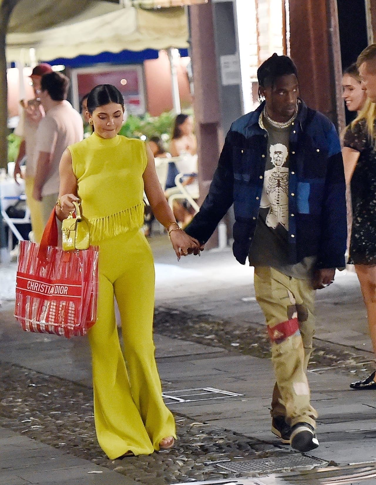 Cuando abordaron un jet privado con destino a Italia en el aeropuerto Van Nuys, en Los Ángeles, los fotógrafos lograron captar parte del equipaje de la pareja.