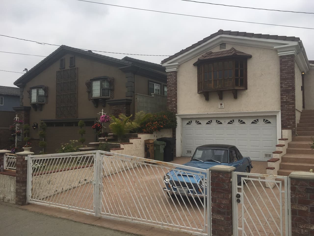 A un costado de la residencia café que solía hospedar al pastor está una casa a nombre de sus hermanas Rahel y Betsabé Joaquín, comprada la propiedad a finales de 1988 por $107,000 y ahora su costo es de $179,968, de acuerdo con el Registro Público de la Propiedad del condado de Los Ángeles.