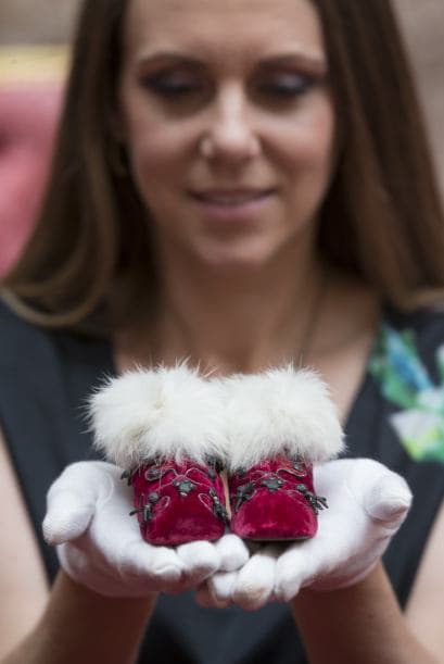 Expuesto en una dependencia con candiles impresionantes, dicho cuaderno está rodeado de decenas de objetos, como un librito que revela que "mamá" y "bebé" fueron las primeras palabras pronunciadas por la entonces princesa Isabel, la reina actual.