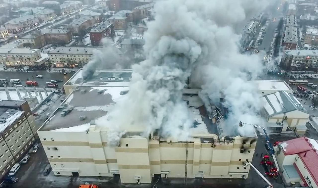 Mueren 64 personas tras incendio en un centro comercial en Rusia