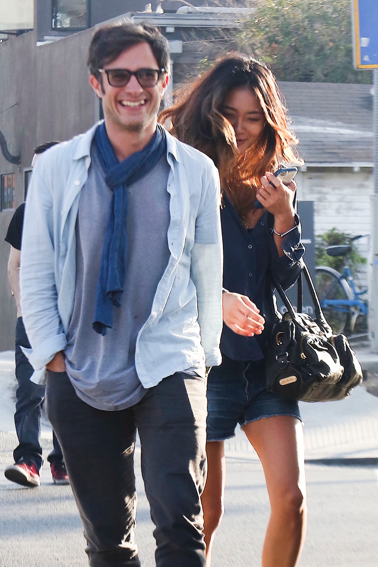 En cuanto vio a los paparazzi se escondió detrás de su larga cabellera.