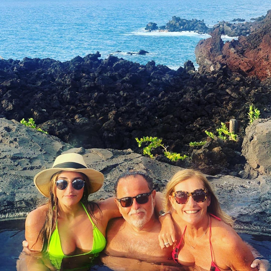 En agosto de 2019, antes de que Mia iniciara un nuevo ciclo en la universidad, El Gordo llevó a su familia a Hawái, donde destacó la 
<b><a href="https://www.univision.com/shows/el-gordo-y-la-flaca/las-fotos-de-las-vacaciones-de-raul-de-molina-donde-no-ha-mostrado-comida-pero-si-lo-bella-que-esta-su-hija-mia-fotos">belleza de su hija</a></b>.