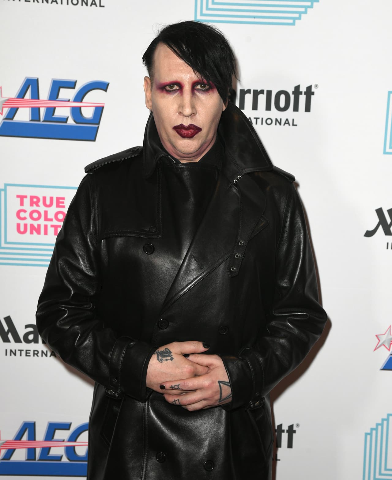 En su declaración, habló de la violencia física y emocional que una de sus exparejas había cometido contra ella. "Comenzaron poco a poco, pero los abusos se intensificaron con el tiempo, incluyendo amenazas contra mi vida y ataques psicológicos.
<b> El hombre que decía que me amaba me violó creyendo que estaba inconsciente. Me ataba las manos y los pies para ser torturada mental y físicamente, </b>hasta que mi abusador sentía que había quedado probado mi amor por él", narró sin dar nombres.