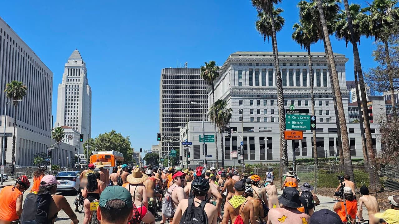 Hieren con pistola de balines a dos personas durante paseo nudista en bicicleta en Los Ángeles