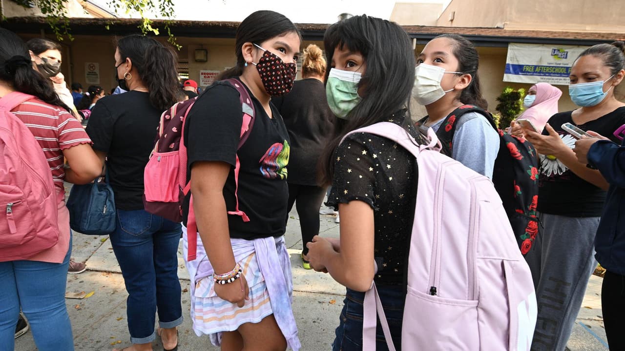 De acuerdo con Chávez, hay seis claves para evitar contagios en las escuelas. El experto aclaró que el riesgo más alto para los niños sigue siendo el covid-19, principalmente por su riesgo mortal si hay complicaciones.