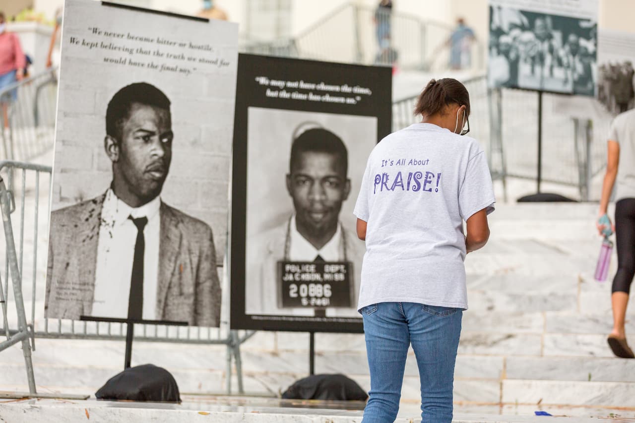 Varias personas se acercaron al capitolio de Alabama para dar el último adiós al ícono de los derechos civiles de los afroestadounidenses.