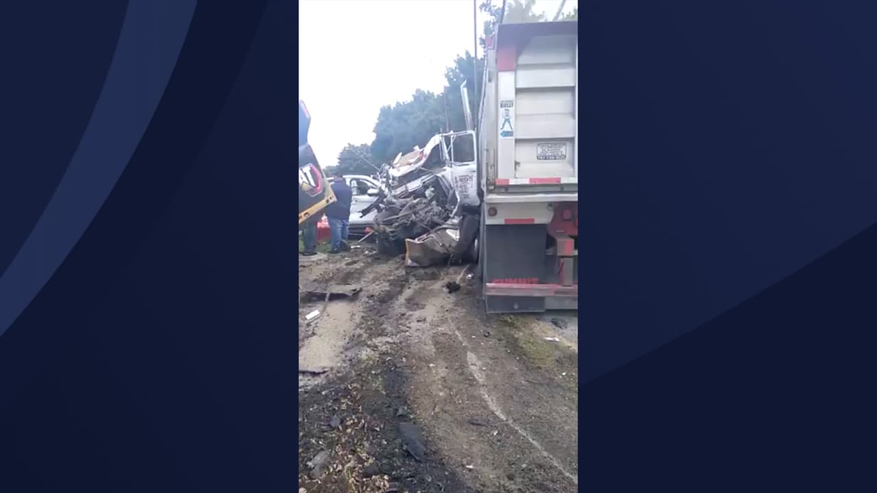 Reportan aparotoso accidente entre camión y varios carros en el expreso PR-52