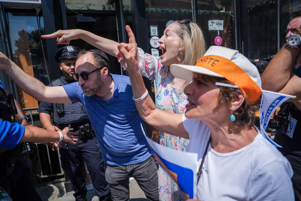 <b>Quienes apoyan a Israel</b>, respondieron a la contramanifestación,
<b> <a href="https://x.com/sophaller/status/2071105660302008498" target="_blank">señalando, al estilo que viralizó Sophie Cunningham</a></b>, pero agregaron expresiones, insistiendo en que 
<b>el alcalde de Nueva York tiene que renunciar</b>.