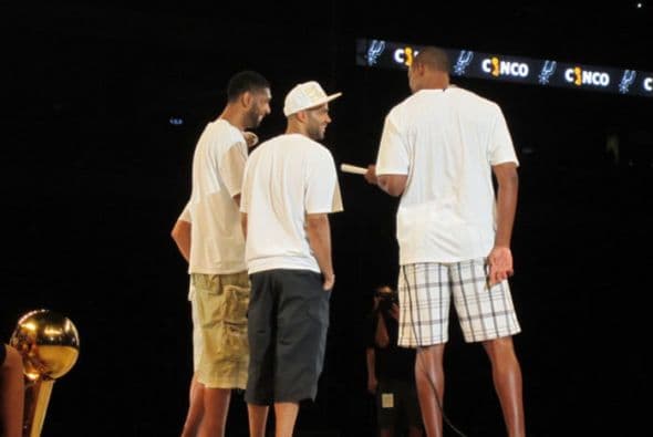 Photos: Spurs Championship Alamodome Celebration 2014