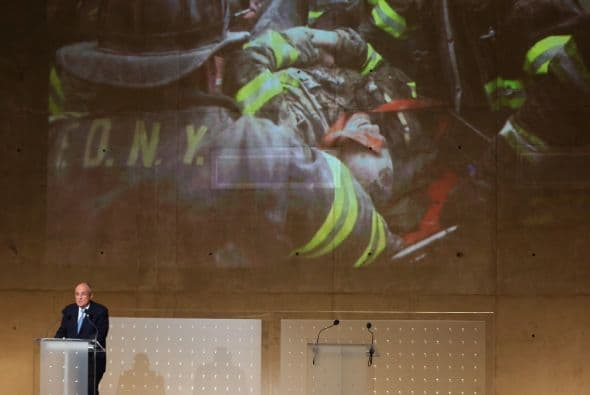 Rudy Giuliani habla sobre once miembros del departamento de Bomberos que quedaron atrapados pero sobrevivieron a los ataques del 9/11.