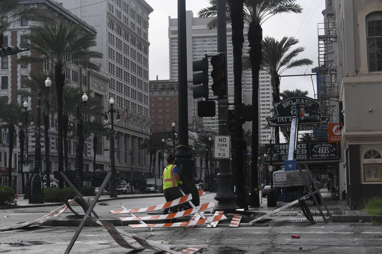 Un trabajador recoge barreras que fueron derribadas por Ida en Canal Street, en el centro de Nueva Orleans. Ida tocó tierra en Louisiana con vientos de 150 millas por hora y se mantuvo con potencia de huracán categoría 4 por varias horas.