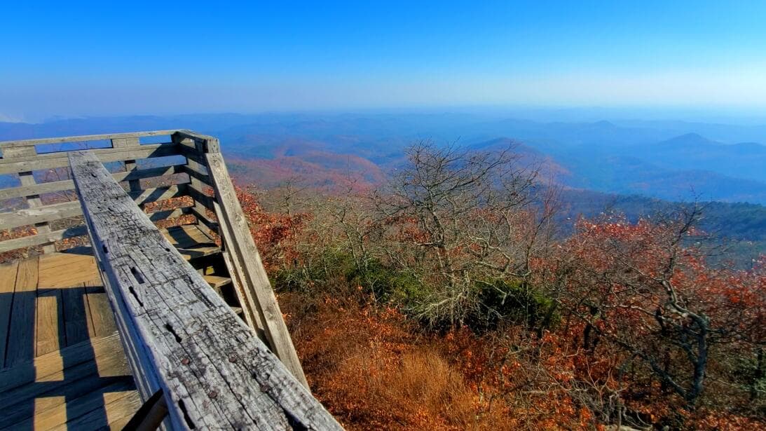 La región entre Carolina del Norte y Georgia, por ejemplo, 
<b><a href="https://www.univision.com/local/atlanta-wuvg/rabun-bald-joya-oculta-vista-espectacular-georgia-carolina-del-norte-fotos" target="_blank">cuenta con impresionantes destinos para una aventura de fin de semana</a></b>.