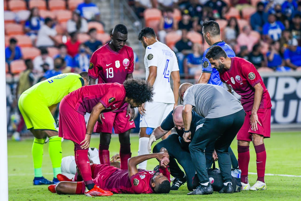 las anotaciones de Homan Ahmed y Abdelaziz Hatem le dan la victoria a Qatar 2-0 sobre Honduras y aseguran el liderato de su grupo.
