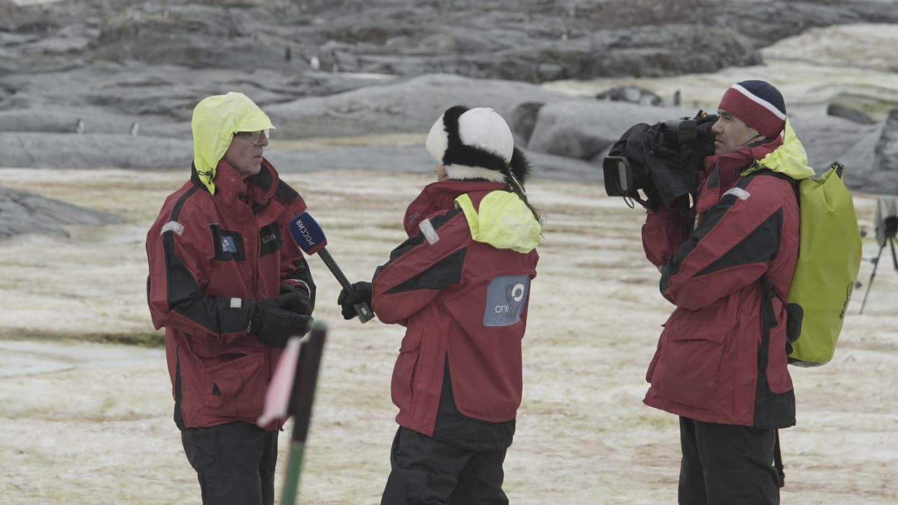 Joaquín es profesor de Arte y Tecnología en la Universidad Maimónides, en Buenos Aires. Grabar este documental es parte de su causa ambientalista. 
<br>Estas fotografías fueron hechas por Nico Muñoz, cineasta de Omtv.media.
