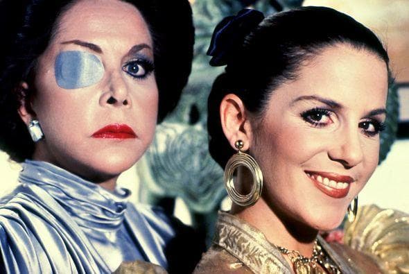 Con todo y su esposa 'Vilma'. Ante la noticia la cruel 'Catalina' decidió envenenarse pues ella misma había provocado la muerte de sus seres más queridos, pero todavía faltaba mucho más.