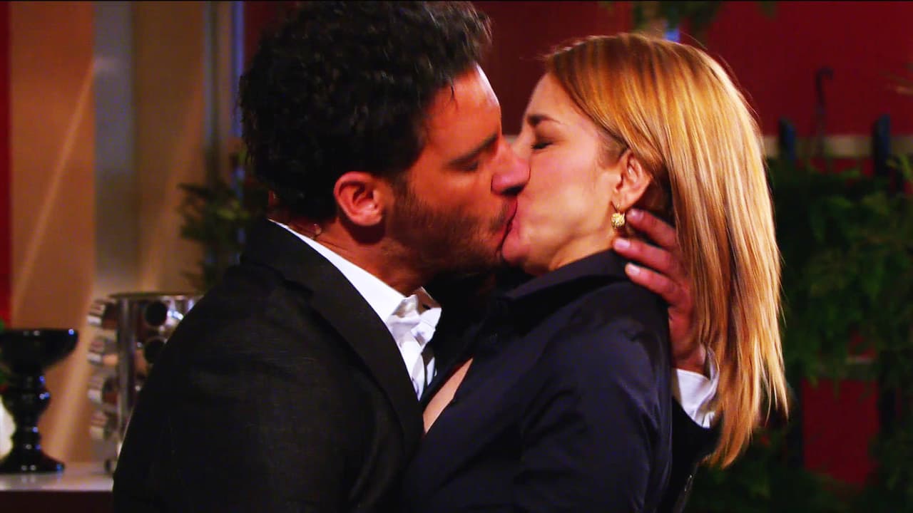 Y no perdió oportunidad para agasajarse con sus besos.