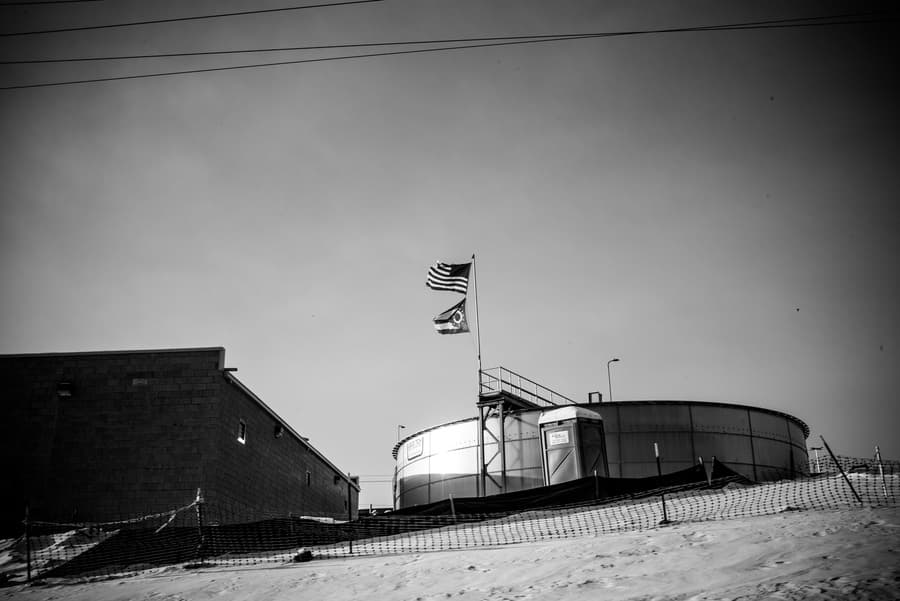 Cuatro años antes de que Osiel perdiera su pierna, los inspectores de OSHA habían observado a empleados de Case Farms subidos a las máquinas para esterilizarlas y habían advertido a la empresa de que alguien se haría daño.