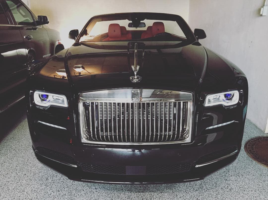 El Rolls Royce Phantom Drophead es quizás uno de los autos más lujosos de Conor McGregor. Este modelo lleva el 
<b>mismo motor que el Phantom</b>, un V12 de 6.8 litros.