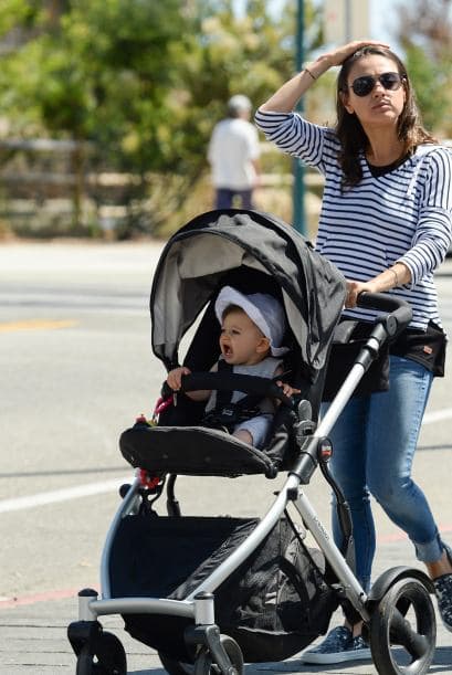 La pareja no para de pasear a su pequeña hija.