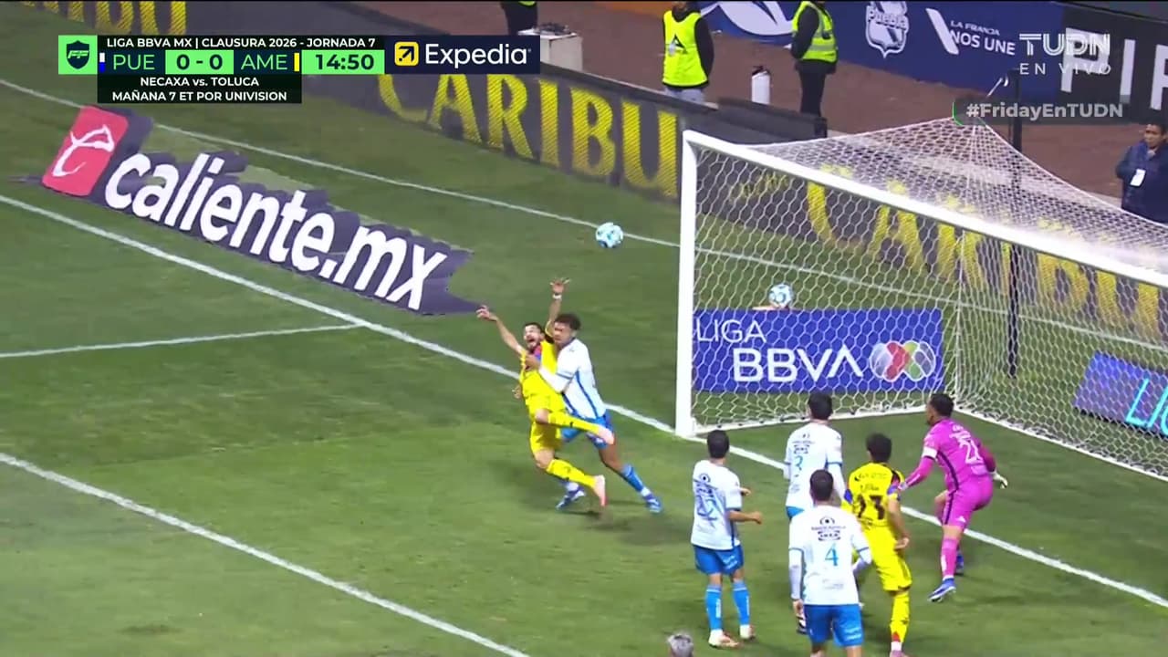 ¿Era penal para el América? El agarrón sobre sobre Henry Martín que no se señala