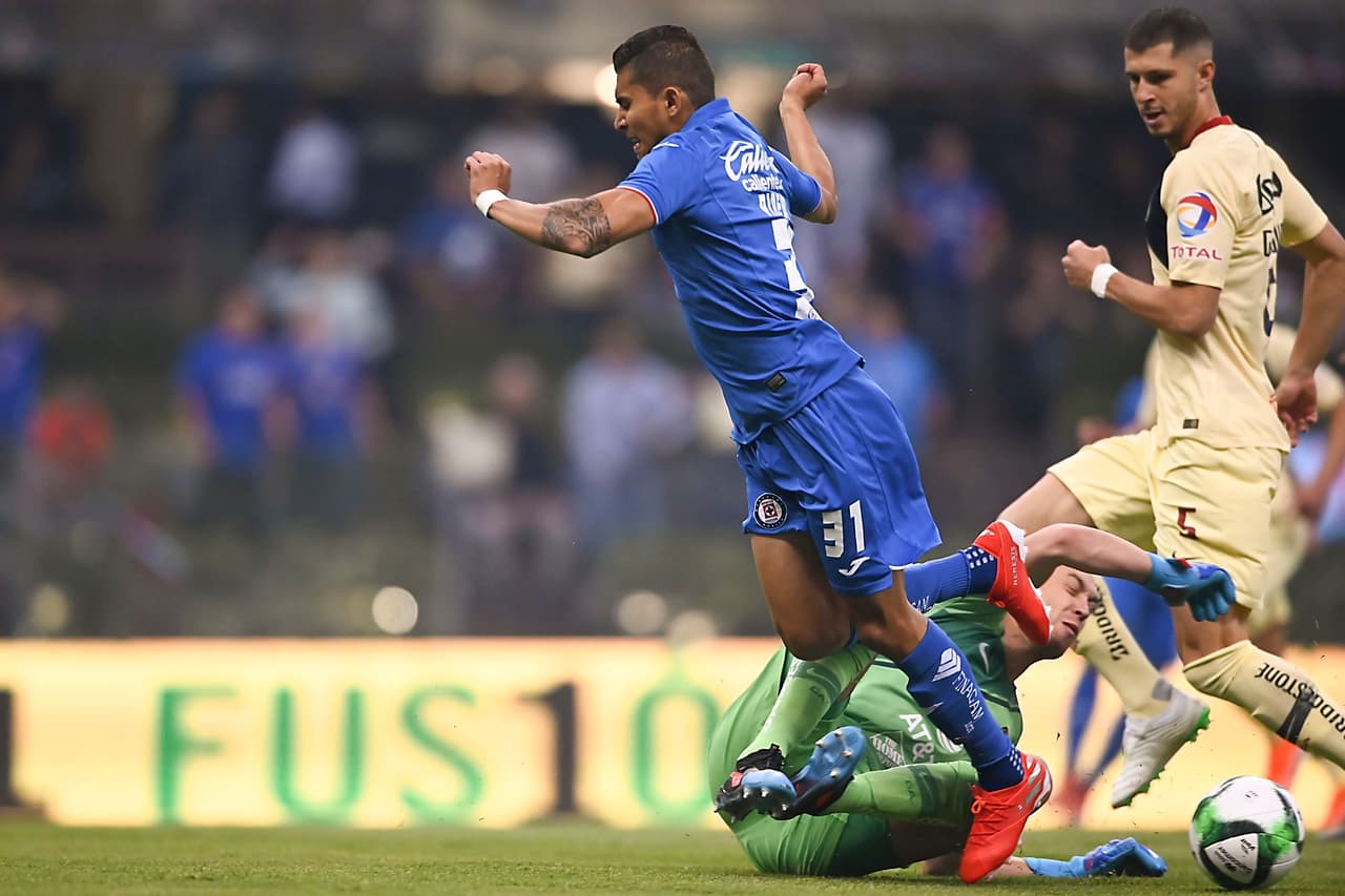 Entre que pudo haberse marcado como penalti o no, lo que sí fue una garantía es que chocaron espinilla con espinilla Orbelín Pineda y Agustín Marchesín, fue una colisión aparatosa.