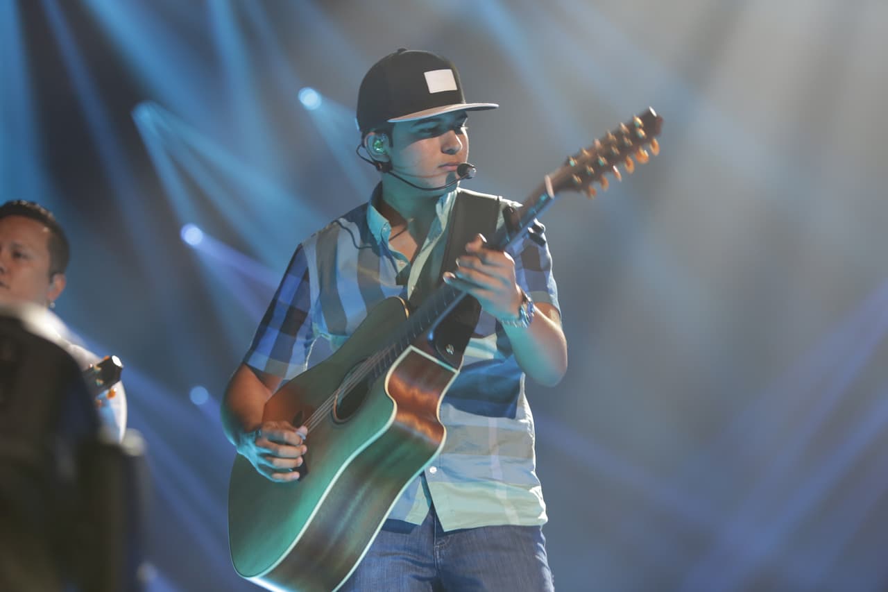 Ulices es un multi instrumentista que domina la guitarra, el requinto, el bajo y la batería.