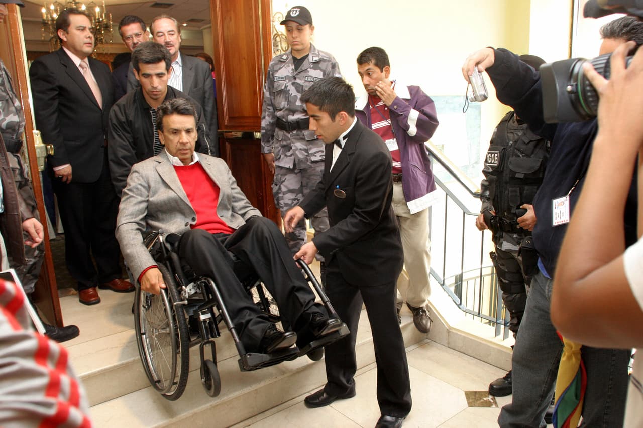 El político, de 64 años, recibió un disparo a quemarropa durante un asalto, en 1998, y perdió la movilidad de sus piernas. En las presidenciales de 2006, junto con Correa, integró la fórmula del partido Alianza País. En la fotografía, Moreno sale de una reunión con observadores de la OEA, celebrada el 14 de octubre de 2006 en Quito.