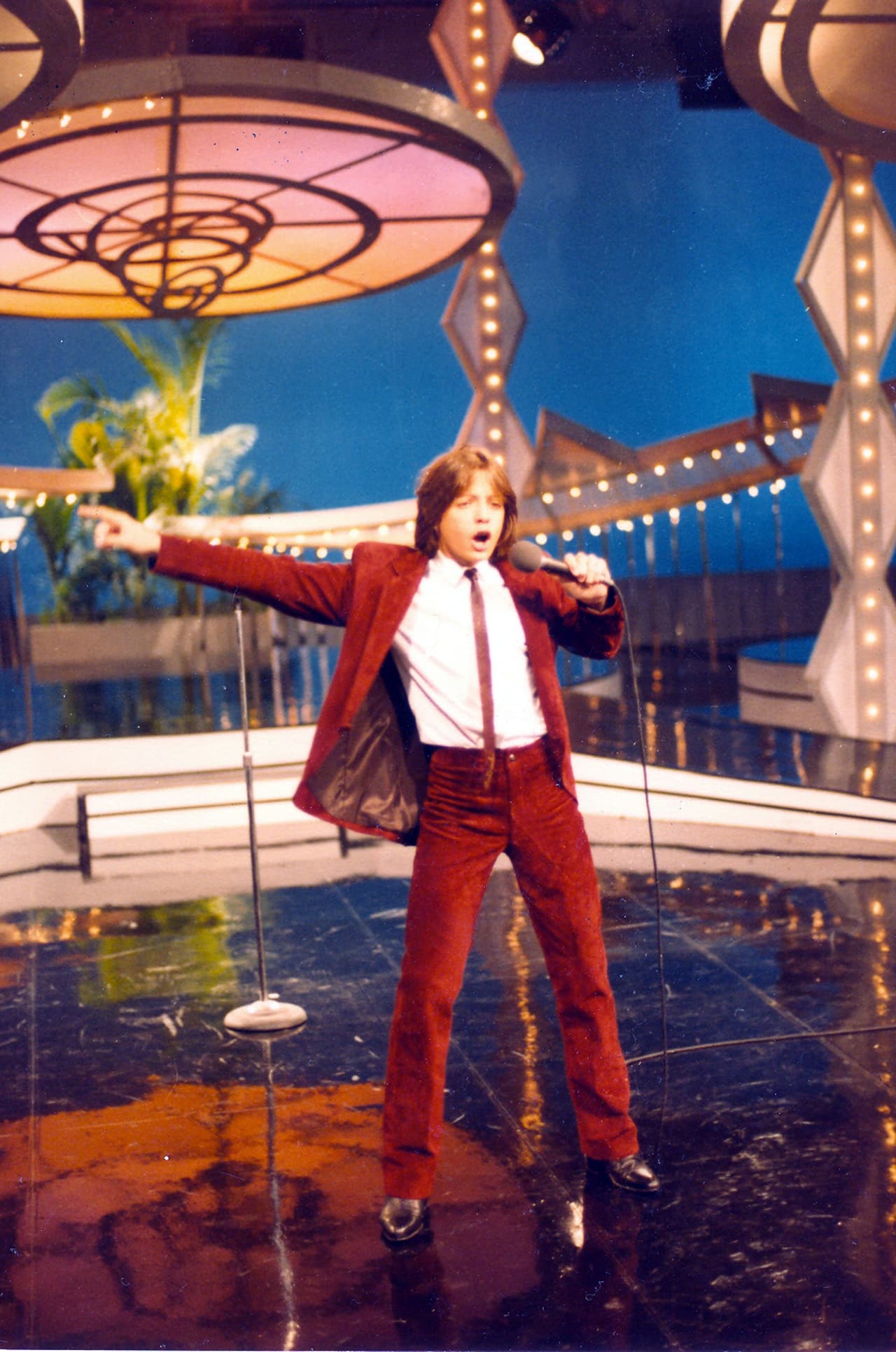 El primer personaje famoso con el que se le relacionó fue Luis Miguel.