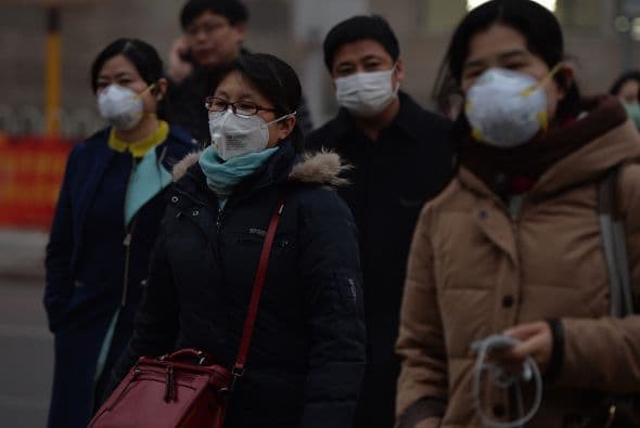 Regularmente las personas llevan mascarillas durante el día para evitar daños en su salud por el aire contaminado.