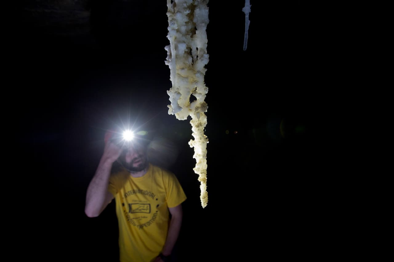 Solo un puñado de cuevas de sal tienen una longitud mayor a un kilómetro (media milla). Las cuevas de sal tienden a existir solo en regiones altamente áridas, como el área alrededor del Mar Muerto, que se encuentra en el punto más bajo de la tierra y es demasiado salada para sustentar la vida animal.