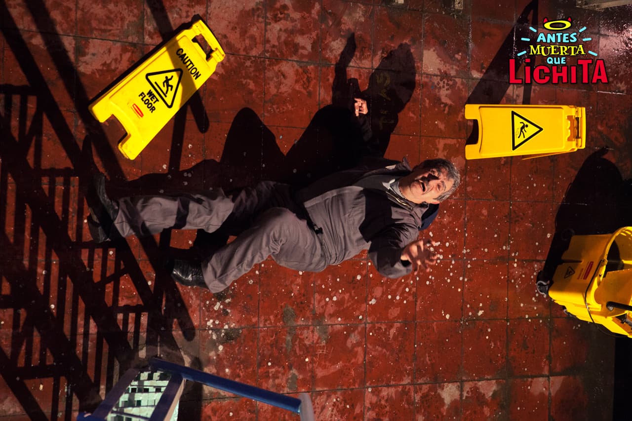 Nacho resbala sobre el piso mojado y sufre un terrible accidente que le ocasiona ceguera temporal en un ojo.