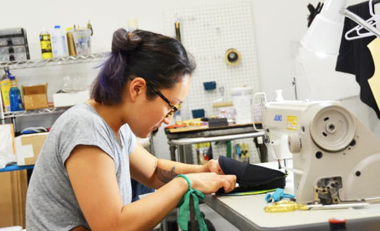 Por aquel entonces era 2012, "estaba en plena crisis de los 26, sin trabajo, sin coche y viviendo en un mísero apartamento con mi hermano, cuando empecé a hacer medias degradadas en mi cocina," explica Tiffany 
<a href="http://www.bzrshop.com/">en su web. </a>"Era una idea que me había estado rondando durante un tiempo y ahora que no tenía trabajo podía por fin desarrollarla."
<br>