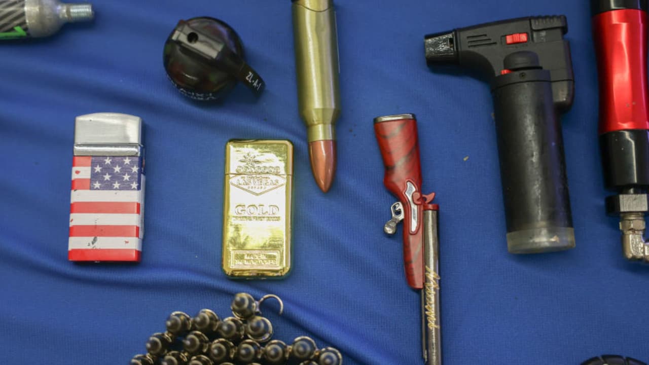 Las armas debidamente registradas
<b>pueden viajar en el equipaje documentado</b>.
<br>
<br>Cuchillos y otro tipo de utensilios que pueden ser considerados armas
<b>no pueden ir en el equipaje de mano</b>, pero si pueden viajar en las maletas documentadas.