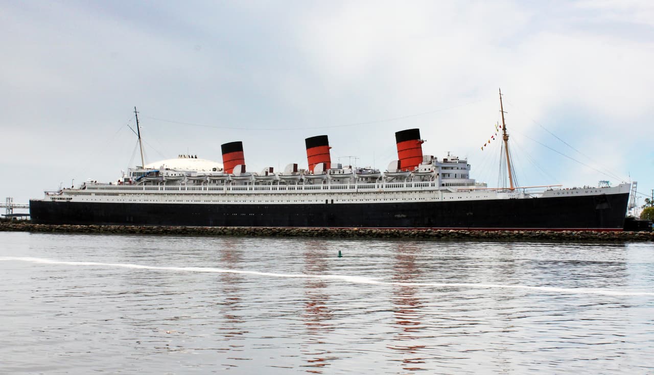 <h2 class="cms-H2-H2"><b>The Queen Mary, Long Beach</b></h2>
<br>
<br>Este crucero trasatlántico funcionó entre 1936 y 1967, y durante gran parte de ese tiempo albergó a miembros de la alta sociedad. Con la llegada de la Segunda Guerra Mundial se convirtió en un barco utilitario que transportaba soldados al frente. Durante su estancia en el mar, 
<b>se registraron 49 muertes a bordo del barco.</b> Ahora convertido en un hotel, huéspedes han reportado haber visto 
<b>figuras espectrales flotando por los pasillos del barco.</b>
<br>