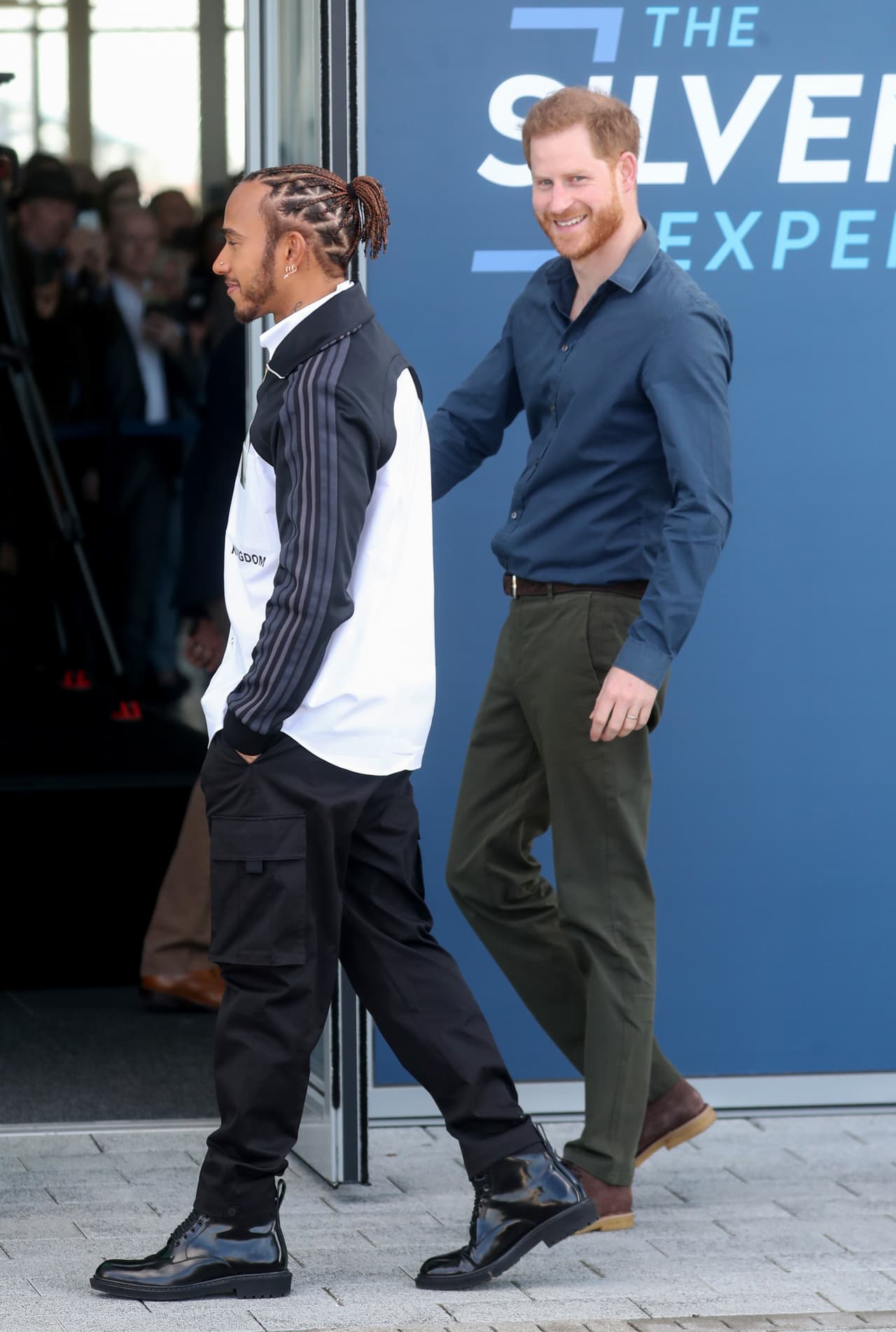 El duque de Sussex continuó con su agenda de actividades oficiales en 
<b><a href="https://www.univision.com/famosos/en-fotos-el-primer-acto-de-harry-en-su-gira-del-adios-a-la-realeza-con-bon-jovi-y-los-beatles-de-backups-fotos" target="_blank">'la gira del adiós' </a></b>y se hizo acompañar del seis veces campeón mundial de automovilismo 
<b><a href="https://www.univision.com/local/miami-wltv/deportes/formula-1/lewis-hamilton-tiene-una-cita-con-la-historia-video" target="_blank">Lewis Hamilton</a></b>. 
<br>