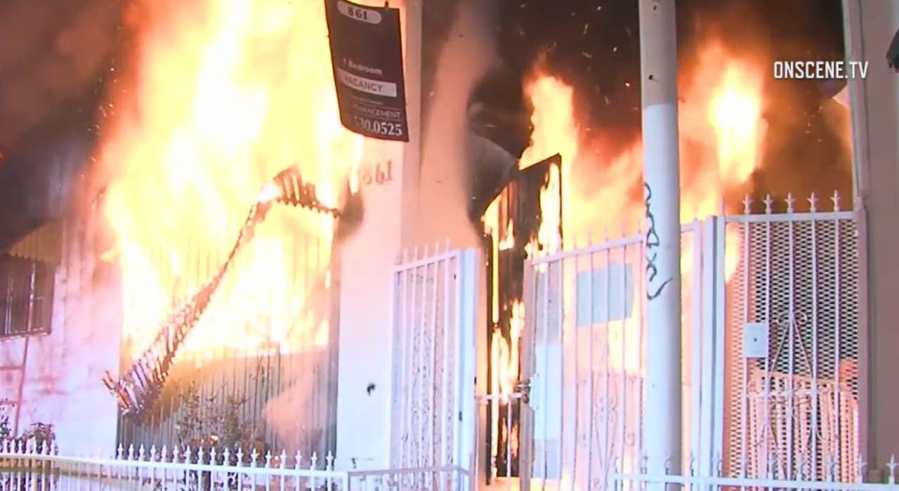 Aún se desconoce qué provocó un incendio en el sur de Los Ángeles que dejó a cuatro menores hospitalizados.