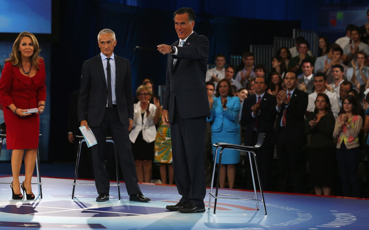 Maria Elena Salinas y Jorge Ramos durante un foro electoral con Mitt Romney, candidato presidencial republicano en 2012, en la Universidad de Miami.