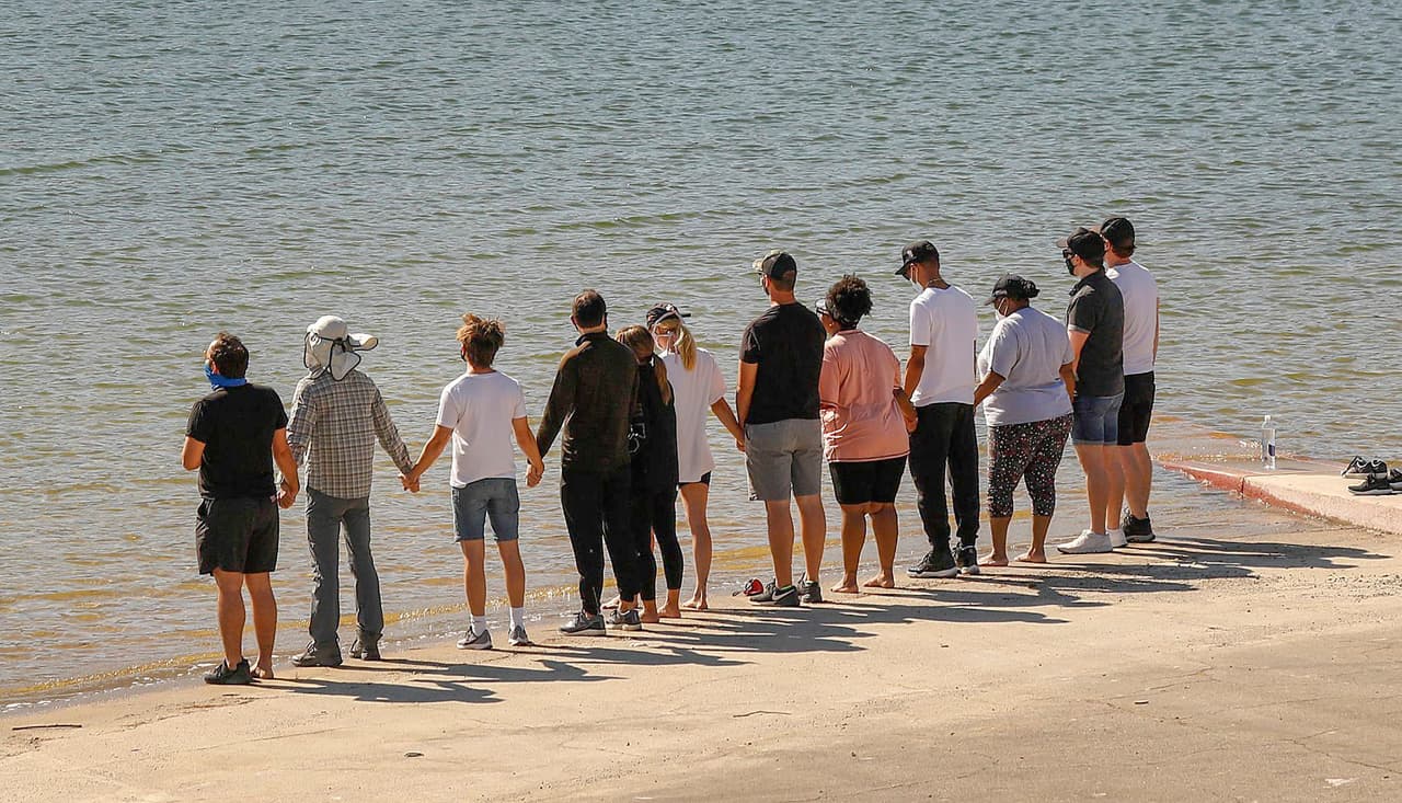 Todos 
<b><a href="https://www.univision.com/shows/despierta-america/imagenes-que-parten-el-corazon-karla-sobre-la-despedida-a-naya-rivera-por-el-elenco-de-glee-en-el-lago-piru-video" target="_blank">se tomaron de la mano</a> </b>frente al lago para pedir por Naya Rivera, quien tenía 33 años. 
<br>