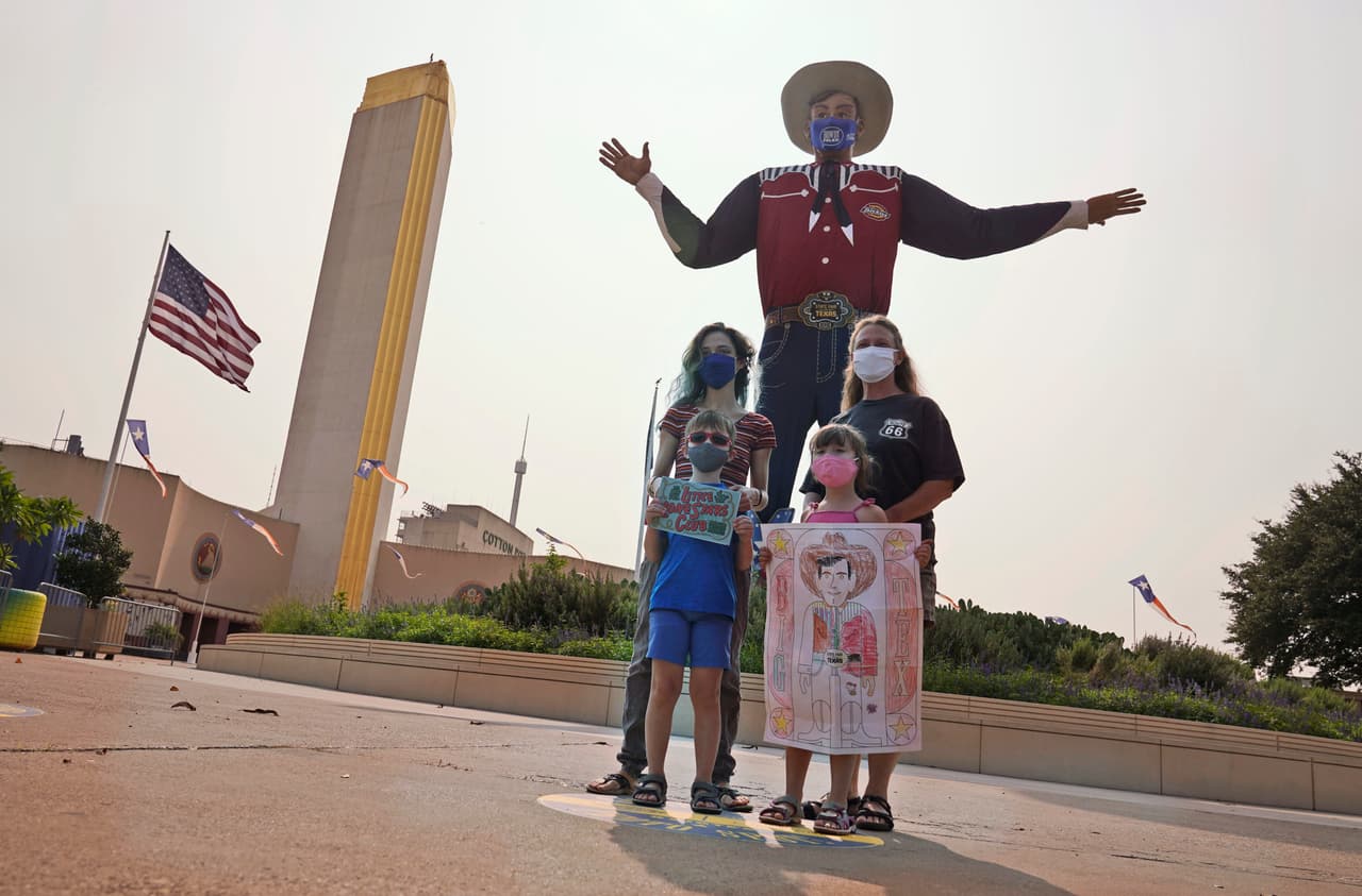 En 2020 Big Tex vistió un cubrebocas durante la pandemia por covid-19. Ese año había pocos visitantes y vendedores, otro año triste y poco común en la Feria Estatal de Texas, que recibe a millones. Si quieres saber más de la feria Estatal de Texas, 
<a href="https://www.univision.com/local/dallas-kuvn/feria-estatal-texas-2024-preventa-entradas-artistas-confirmados" target="_blank">entra a este enlace. </a>
