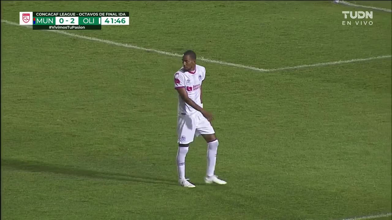 ¡Tarjeta Roja! Jerry Bengtson recibe la segunda amarilla y se va del juego.