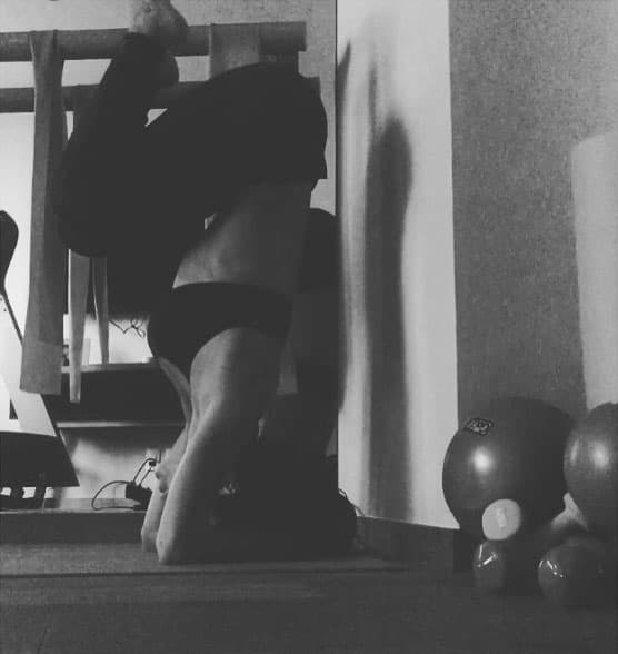 Seguramente está siendo asesorada por su entrenador personal para no dañar a su bebito y mantenerse saludable en los meses de gestación.