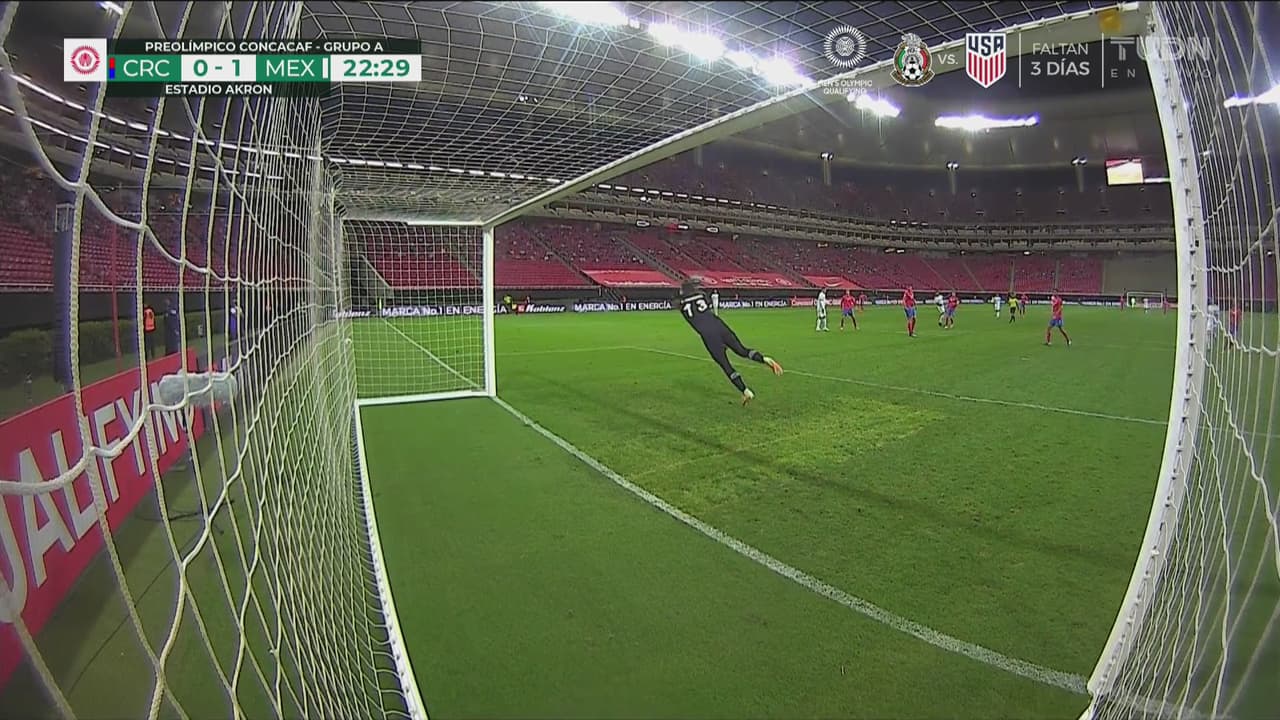 ¡México vuelve a tocar la puerta! Disparo potente de Alexis Vega