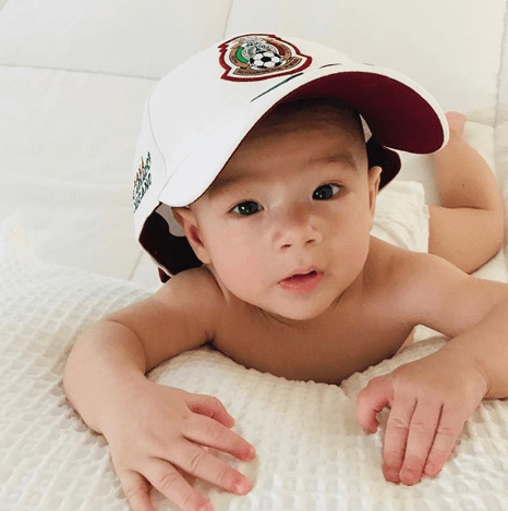 Su mamá es la fotógrafa oficial y cualquier pretexto es bueno para tener un recuerdo de este lindo bebé.