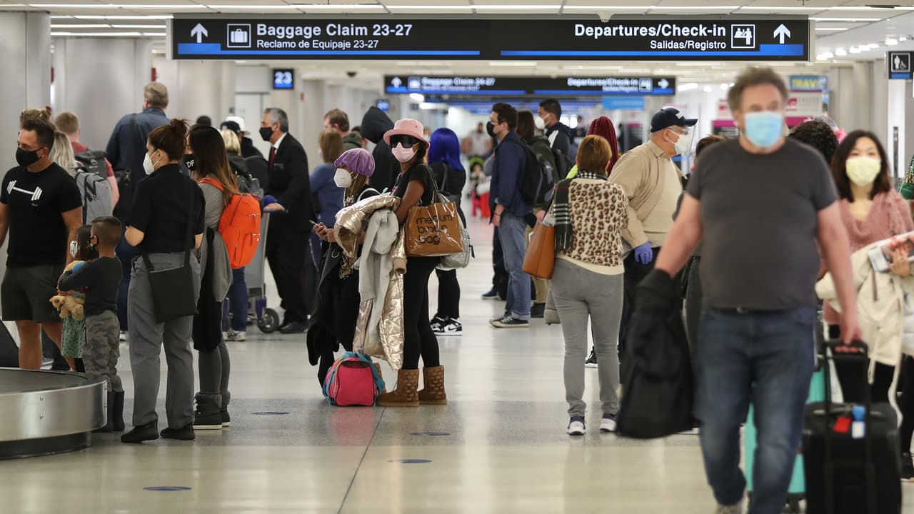 El mal tiempo obliga a retrasar o cancelar decenas de vuelos en el aeropuerto de Miami