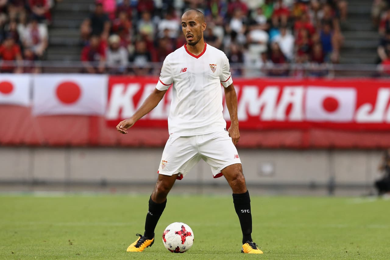 KASHIMA, JAPAN - JULY 22: Guido Pizarro of Sevilla in action during the preseason friendly match between Kashima Antlers and Sevilla FC at Kashima Soccer Stadium on July 22, 2017 in Kashima, Ibaraki, Japan. (Photo by Koji Watanabe/Getty Images)