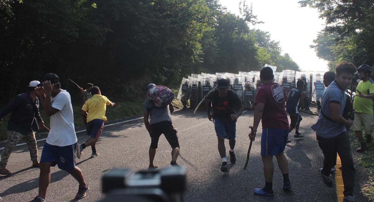 "Sí, hubo un enfrentamiento que no debió ocurrir. Esta caravana viaja de manera pacífica. Le pedimos a la Guardia Nacional (...) que no use la violencia, que no busque la violencia ni los enfrentamientos ya que esta caravana viene en paz", dijo a Reuters el director de la ONG Pueblo Sin Fronteras y organizador de la caravana, Irineo Mujica.