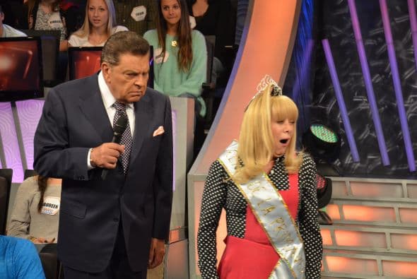 La Cuatro llega al estudio como Reina de la Juventud, elegida por el público de Sábado Gigante.