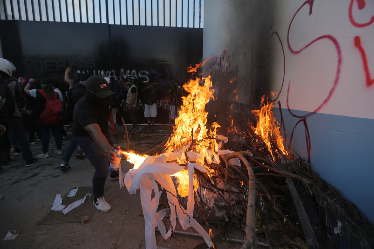 <h3 class="cms-H3-H3">14. Benito Juárez, Quintana Roo</h3>
<br>
<b>(126 homicidios dolosos)</b>
<br>
<br>En imagen, manifestantes incendian la entrada principal de la estación de policía de Cancún durante
<b>una protesta convocada por colectivos feministas contra la violencia de género</b>, provocada por el
<a href="https://www.univision.com/temas/feminicidios">feminicidio</a> de Bianca Alejandrina Lorenzana en noviembre de 2020.