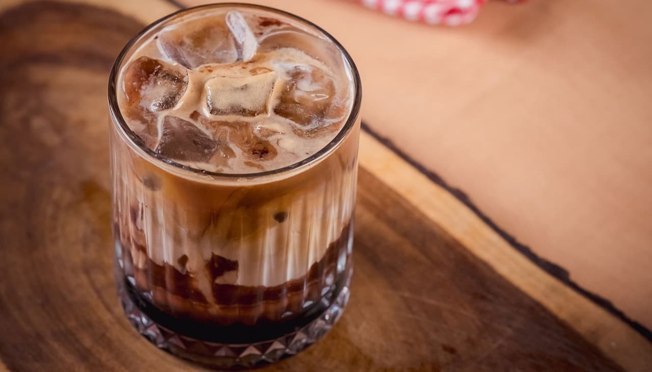 3 receitas geladas de café para aproveitar a bebida mesmo nos dias quentes 